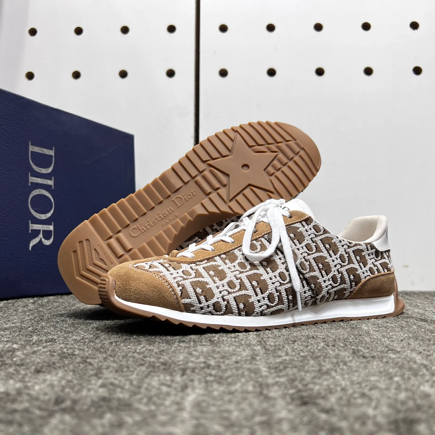 Factory price: 420💰【DIAo•Dior】Original quality.~ Unique modern style sneakers. 🏃A must-have casual shoe for trendy men😍😍 Original brand imported from Italy, imported original leather, sheep lining (refuses to discolor and grind feet) Sole: Original sole provided by the original factory, French lazy style design ⚠️Fit to the feet, original quality, super comfortable original sole. It’s like shooting the real thing 🎬The real thing is better, high-quality sneakers, size: 38-44, custom-made 45